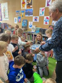 Wizyta przedszkolaków w bibliotece we Wielgiem