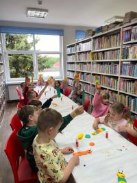 Przedszkolaki podczas zajęć w bibliotece