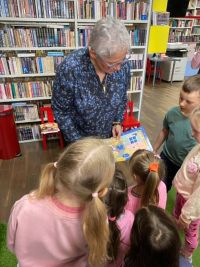 Przedszkolaki podczas zajęć w bibliotece