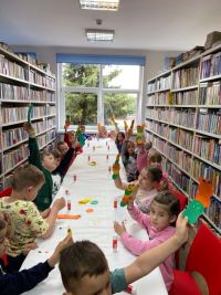 Przedszkolaki podczas zajęć w bibliotece