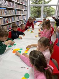 Przedszkolaki podczas zajęć w bibliotece