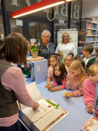 Przedszkolaki w bibliotece we Wielgiem