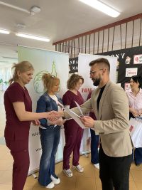 Wręczenie podziękowań pielęgniarkom.