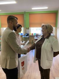 Wręczenie podziękowań lekarzom.