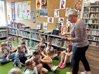 Pasowanie na czytelnika w bibliotece we Wielgiem