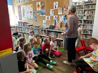 Pasowanie na czytelnika w bibliotece we Wielgiem
