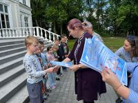 Pasowanie na czytelnika w bibliotece w Zadusznikach