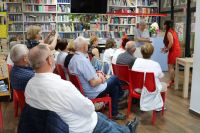 Powitanie przez dyrektor biblioteki autorki