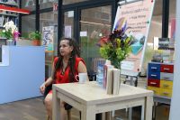 Maja Wolny w bibliotece w Wielgiem