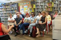 Uczestnicy spotkania autorskiego w bibliotece