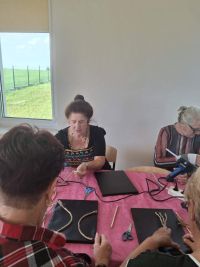 Zajęcia artystyczne dla dzieci i dorosłych pn. ,,Obraz - drzewo z chrobotka''.