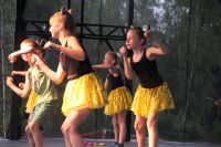 Grupa taneczna Fresh podczas występu na dożynkach