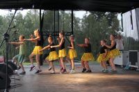 Grupa taneczna Fresh podczas występu na dożynkach