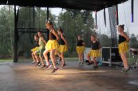 Grupa taneczna Fresh podczas występu na dożynkach