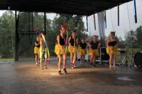 Grupa taneczna Fresh podczas występu na dożynkach