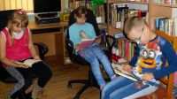 czytanie w bibliotece