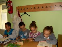 dzieci czytają dzieciom