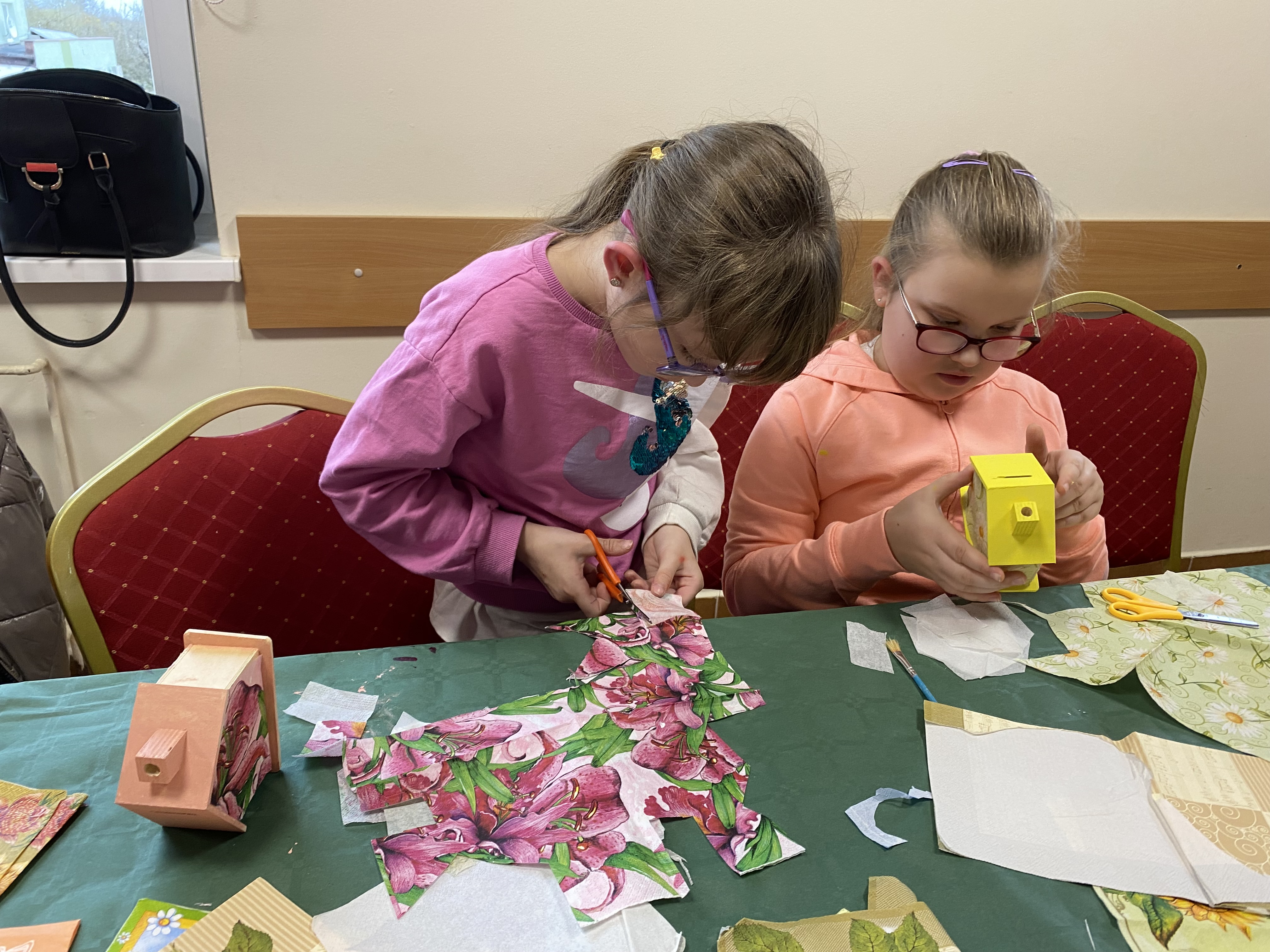 Zajęcia plastyczne - skarbonki decoupage.